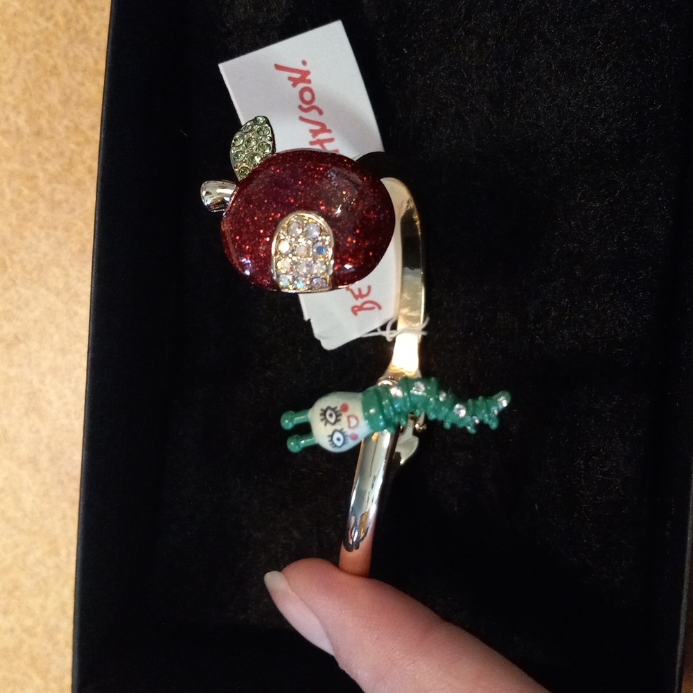Betsey Johnson Worm ๐ Apple ๐ Bracelet โฃ๏ธ - Picture 2 of 5